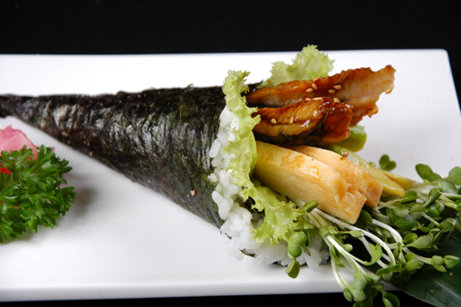 Lươn & bơ cuộn phễu/EELS & AVOCADO HAND CONE/ うなぎアボカド手巻き