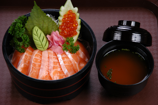 Cơm thố cá hồi với trứng cá hồi/RAW SALMON & SALMON'S EGGS ON A BED OF RICE/鮭いくら丼