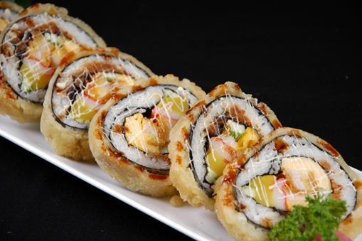 CƠM CUỘN TÔM, BƠ, NẤM, DƯA LEO, CHẢ CUA, TRỨNG, CHIÊN GIÒN/ DEEP FRIED JUMBO SUSHI ROLL WITH SHRIMP, EGG, AVOCADO, MUSHROOM, CRAB STICK/ 揚げ太巻き