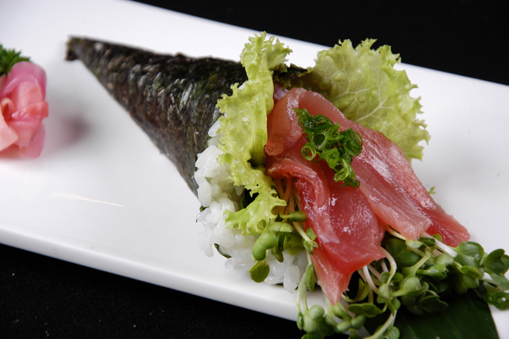 cá ngừ cuốn phễu với hành lá/TUNA & SPRING ONION HAND CONE/ ねぎ鉄火手巻き