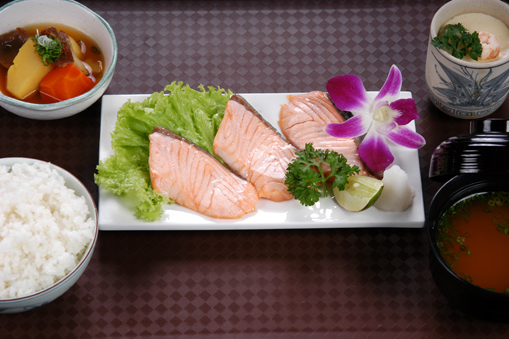 Cơm phần cá hồi nướng muối/GRILLED SALMON WITH SALT SET/鮭塩焼き定食