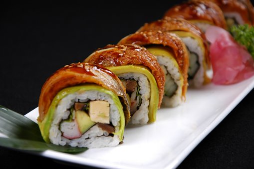 Cơm cuộn tôm chiên, cá ngừ sốt cay, lươn, mè/ SPECIAL EELS & AVOCADO ROLL/ テイエンフンハウスロール
