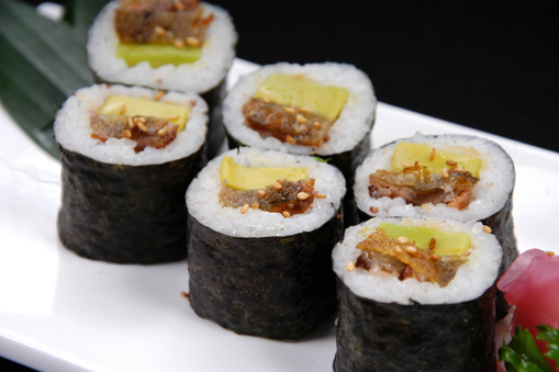 Da cá hồi chiên cuộn bỏ/SALMON SKIN & AVOCADO ROLL/ サーモン皮アボカド巻き