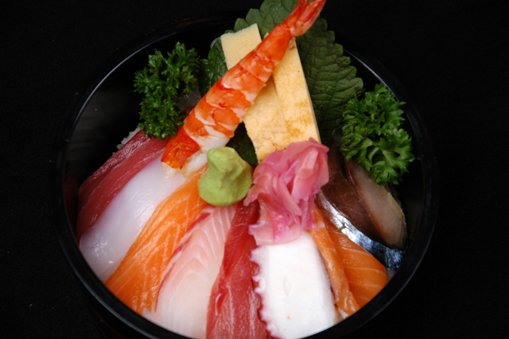 Cơm thố Sushi với các loại cá sống/SASHIMI SUSHI RICE BOWL/ ちらし寿司