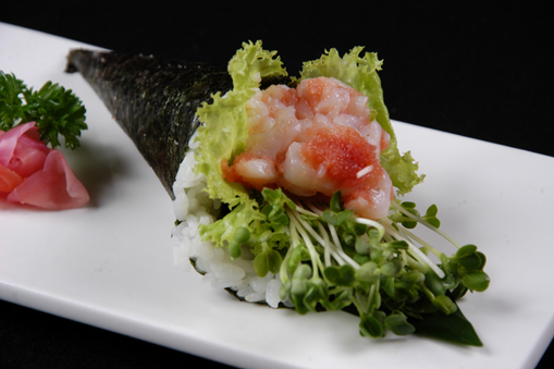 Sò điệp trộn trứng cá cuộn phễu/SCALLOPS & FLYING FISH ROE HAND CONE/ 帆立明太子手巻き