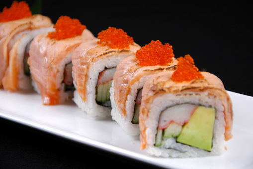 Cơm cuộn bơ, chả cua, dưa leo & cá hồi nướng tái/ROASTED SALMON ROLL/ 鮭あぶりロール