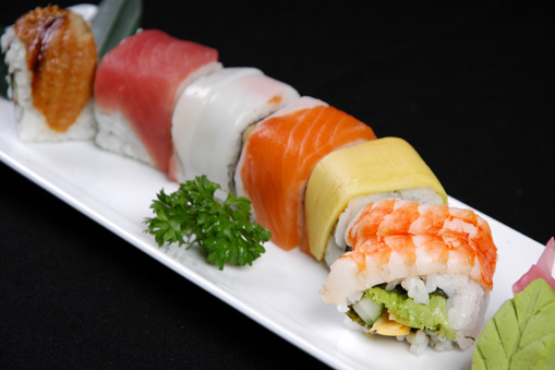 Cơm cuộn các loại cá với trứng, nấm, bơ.../RAINBOW ROLL/ レインボーロール