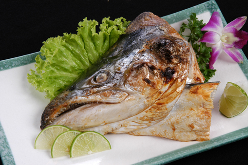 Mang cá hồi nướng muối/GRILLED SALMON NECK WITH SALT/ 鮭の塩焼き