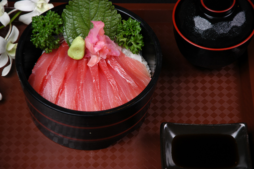 Cơm thố sushi cá ngừ/TUNA SUSHI RICE BOWL SET/鉄火丼定食