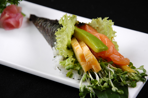 Cá hồi cuốn phễu với bơ/SALMON & AVOCADO HAND CONE/ 鮭アボカド手巻き
