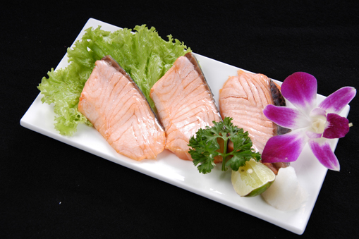 Cá hồi nướng muối/GRILLED SALMON WITH SALT/ 鮭塩焼き
