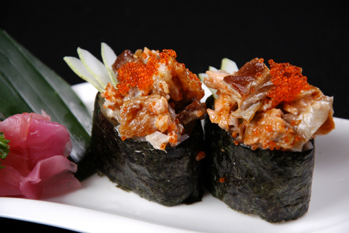 Da cá hồi nướng trộn trứng cá chim/GRILLED SALMON SKIN & FLYING FISH ROE/ 鮭皮とびマヨ寿司