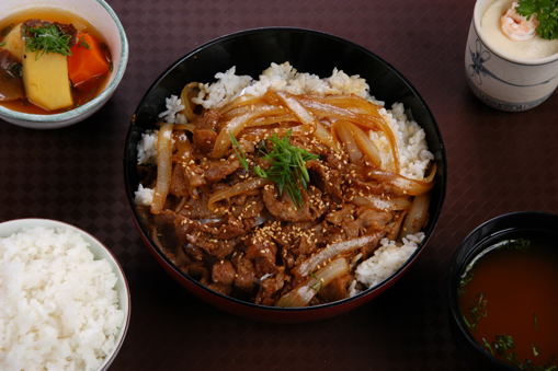 Cơm phần bò Úc xào với sốt/GRILLED BEEF RICE BOWL SET/焼肉丼定食