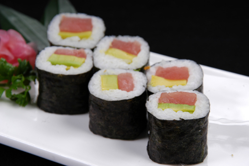 Cơm cuộn cá ngừ sống với bơ sáp/TUNA & AVOCADO ROLL/ まぐろアボカド巻き