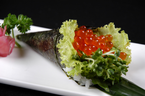 Trứng cá hồi cuốn phễu/SALMON ROE HAND CONE/ いくら手巻き