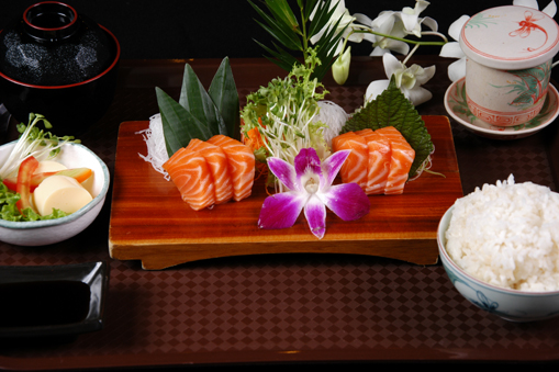 Cơm phần cá hồi sống/FRESH SALMON SET/鮭刺身定食