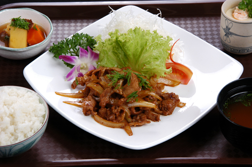 Cơm phần thịt heo xào sốt gừng/STIR FRIED PORK GINGER SET/豚生姜焼き定食