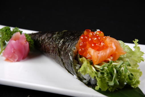 Cá hồi  cuộn phễu với trứng cái hồi/SALMON & SALMON ROE HAND CONE/ 鮭いくら手巻き