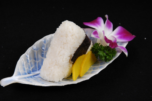 Cơm nắm với cá hồi / trứng cá tuyết / cá ruốc / xí muội/RICE BALL (SALMON/ SEASONED COD ROE/DRIED FISH SKIN/ JAPANESE PLUM)/ おにぎり(梅、サーモン、おかか、明太子)