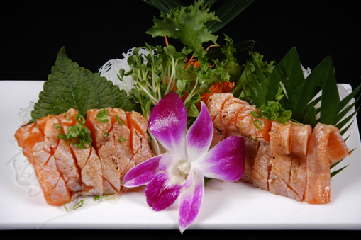 BỤNG CÁ HỒI NƯỚNG TÁI/ ROASTED SALMON BELLY/鮭タタキ