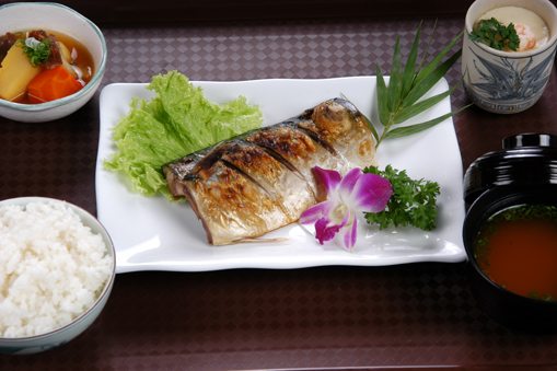 Cơm phần cá Saba nướng muối/GRILLED MACKEREL WITH SALT SET/鯖塩焼き定食