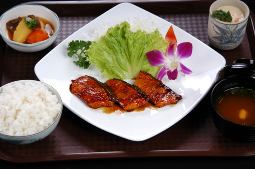 Cơm phần cá hồi nướng sốt Teri/GRILLED SALMON WITH TERI SAUCE SET/鮭照り焼定食