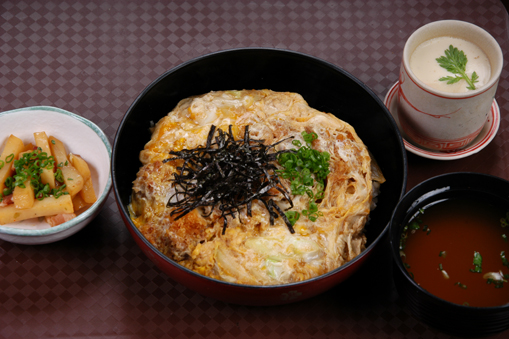 Cơm thố thịt heo chiên & sốt trứng/DEEP FRIED PORK CUTLET WITH STEAMED EGGS ON TOP OF RICE SET/カツ丼定食