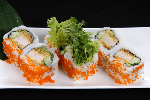 Sushi cuốn tôm chiên với trứng cá chim bên ngoài/CRUNCH ROLL/ クランチロール