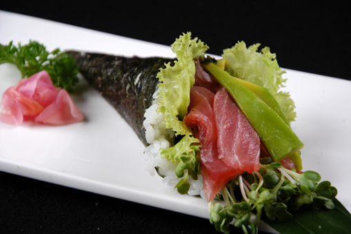 Cá ngừ cuốn phễu với bơ trái/TUNA & AVOCADO HAND CONE/ まぐろアボカド手巻き