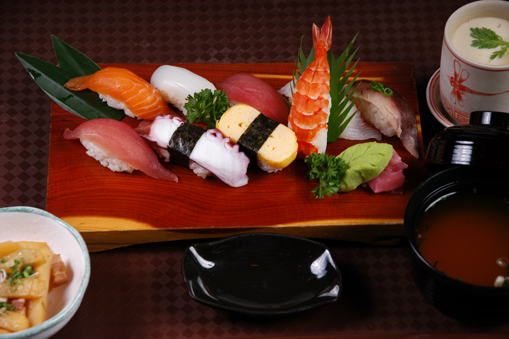 Cơm phần Sushi cá sống & mì lạnh/ SUSHI UDON SUSHI & COLD UDON/ 寿司うどん