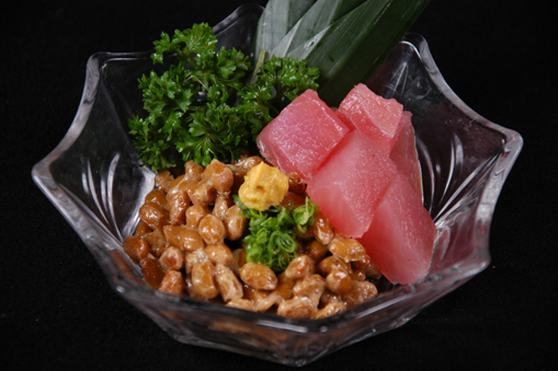 Cá ngừ sống trộn đậu nành lên men/TUNA WITH FERMENTED SOYA BEANS/ まぐろ納豆