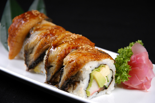 Cơm cuộn da cá hồi chiên & dưa leo../SALMON SKIN WITH EELS/ うなぎ鮭皮巻き