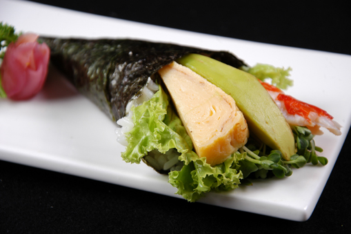Tôm, bơ, trứng cuốn phễu/PRAWN TEMPURA & AVOCADO HAND CONE/ 海老アボカド手巻き
